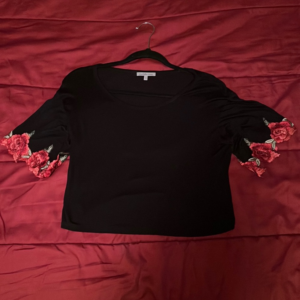Embroidered sleeve crop top